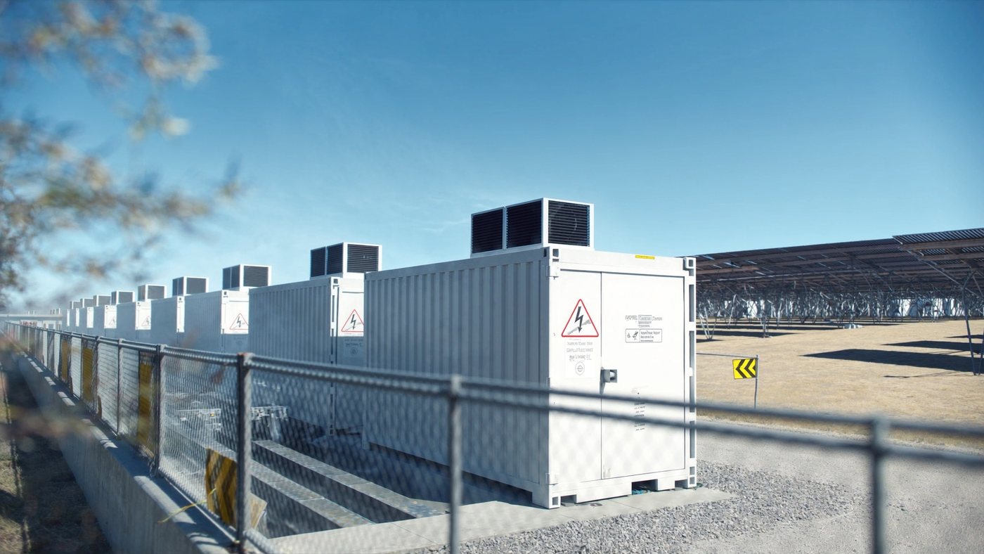 Container di accumulo elettrochimico accanto a un impianto agrovoltaico